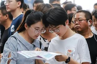 正能量！采访现场球迷；输了下次再来！国足出线还是很有希望的